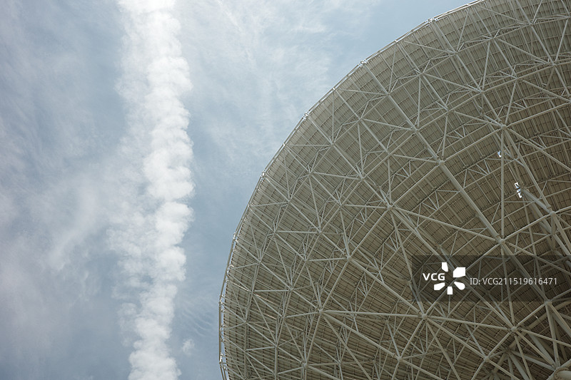 蓝天下的通讯卫星图片素材