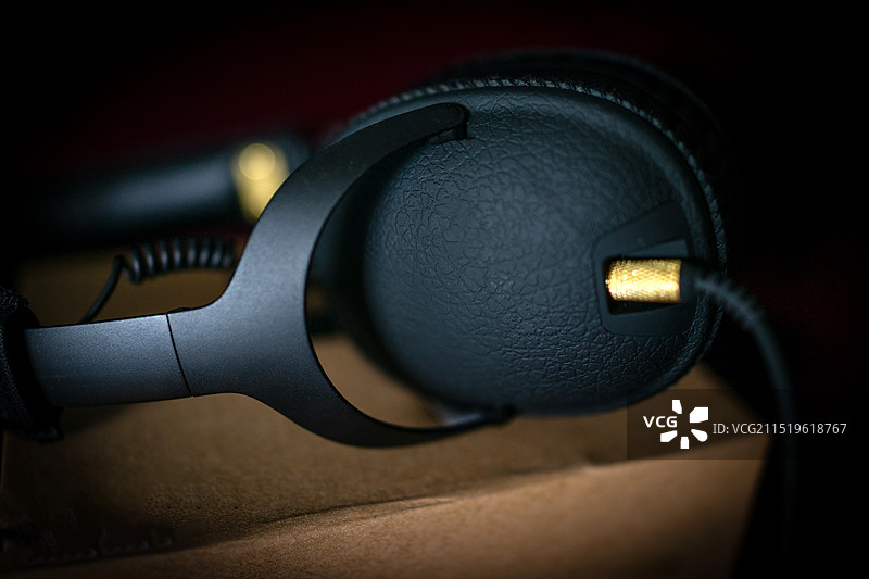 一副黑色marshall头戴式耳机特写图片素材