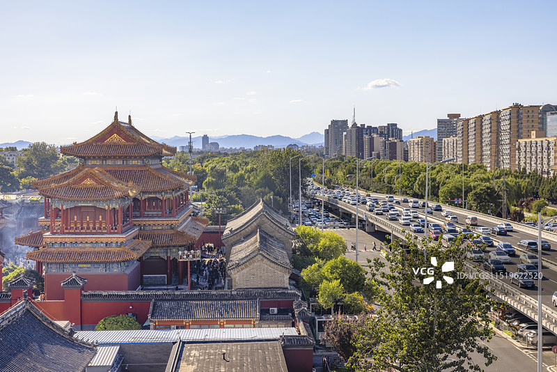 十一国庆节假期北京藏传佛教喇嘛庙雍和宫和北二环道路交通图片素材