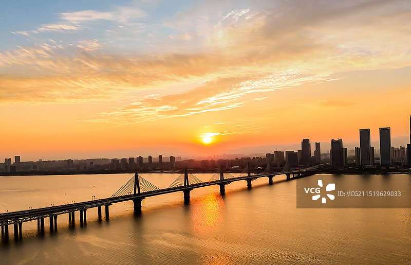 黄昏下的南昌朝阳大桥图片素材
