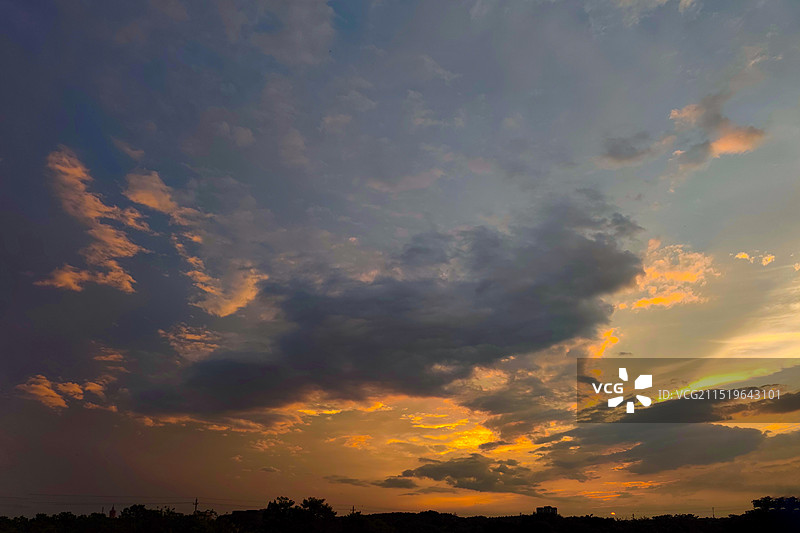湖南长沙浏阳，傍晚天空中的晚霞图片素材