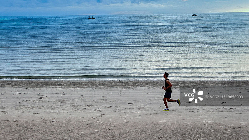 在海滩上奔跑的人图片素材
