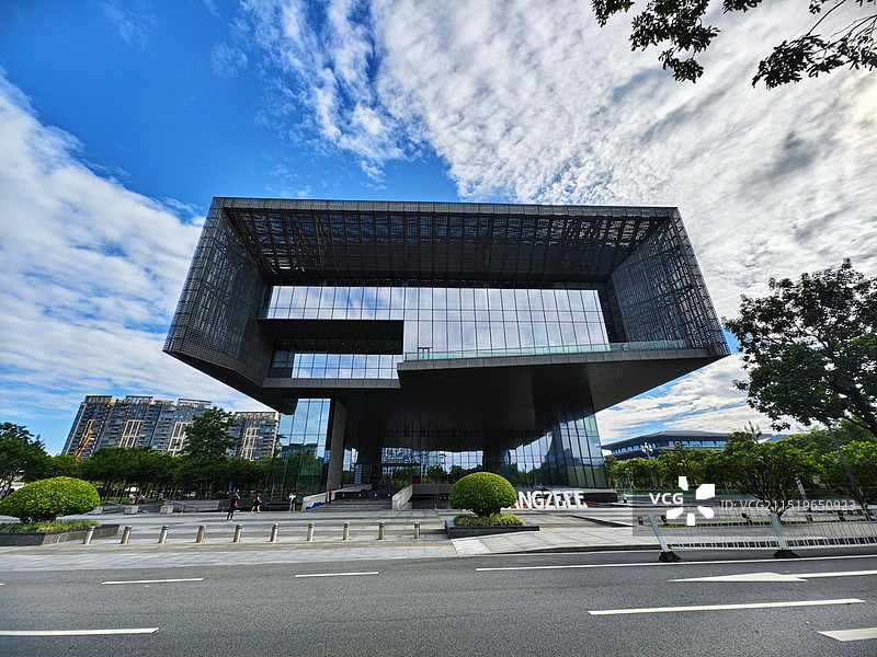 蓝天白云下的广州市城市规划展览中心外观图图片素材