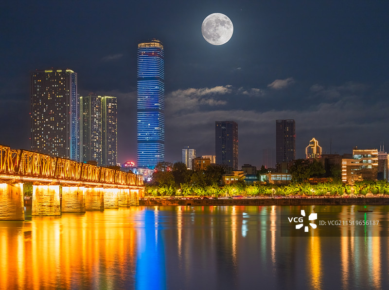 广西柳州中秋节满月月亮与现代城市建筑、柳州铁桥、柳江河夜景风光图片素材