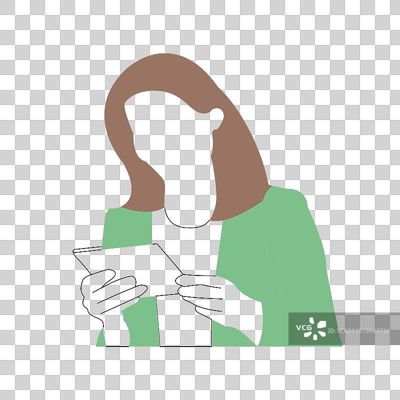 面带微笑看着银行存折的女人图片素材