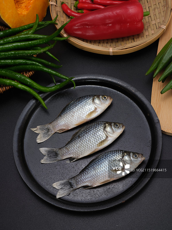 新鲜的鱼和配料图片素材