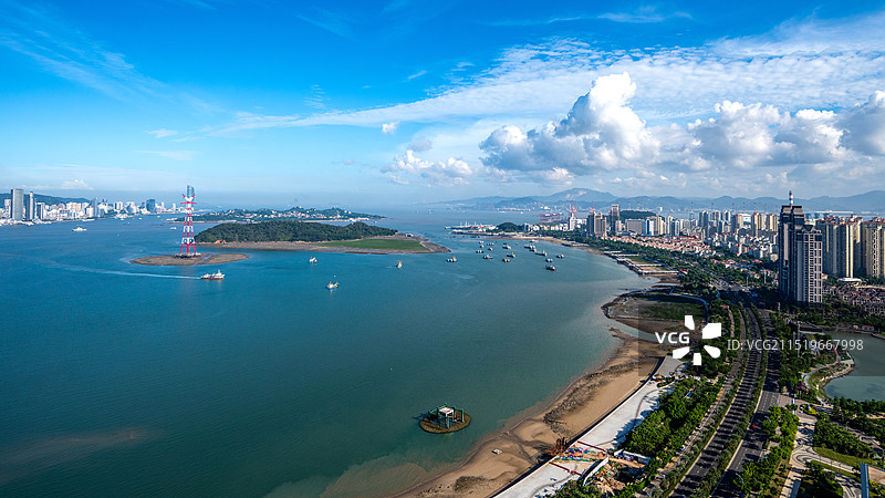 蓝天白云下的美丽海沧湾图片素材