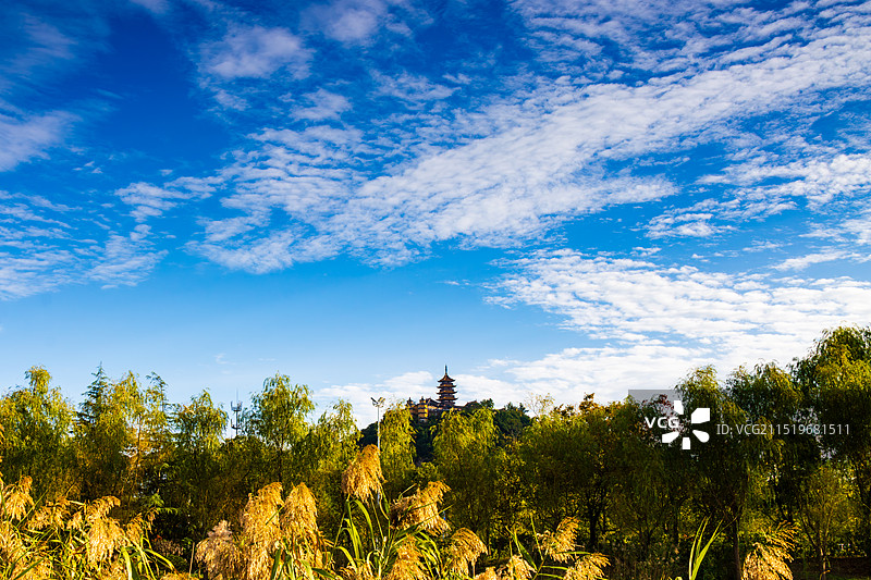 秋日，蓝天白云下的狼山支云塔图片素材