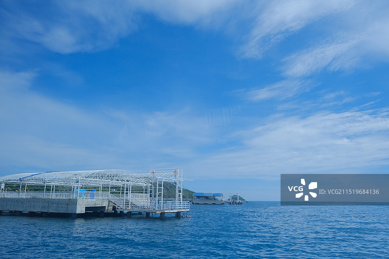 蓝天白云下的游艇码头图片素材