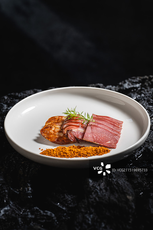 自然原始风石头上的香肠腊肉图片素材