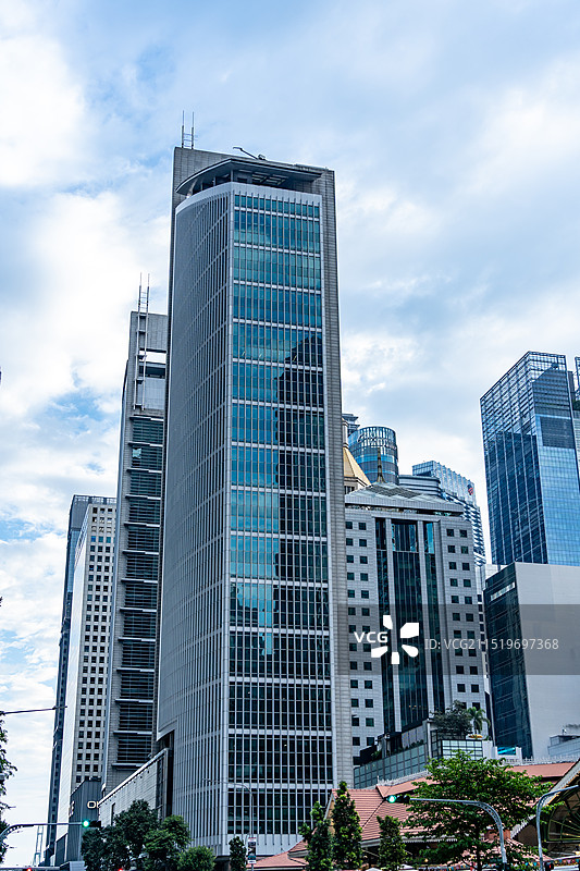 晴天蓝天下的新加坡CBD商务办公大楼摩天大楼超广角仰拍视角图片素材