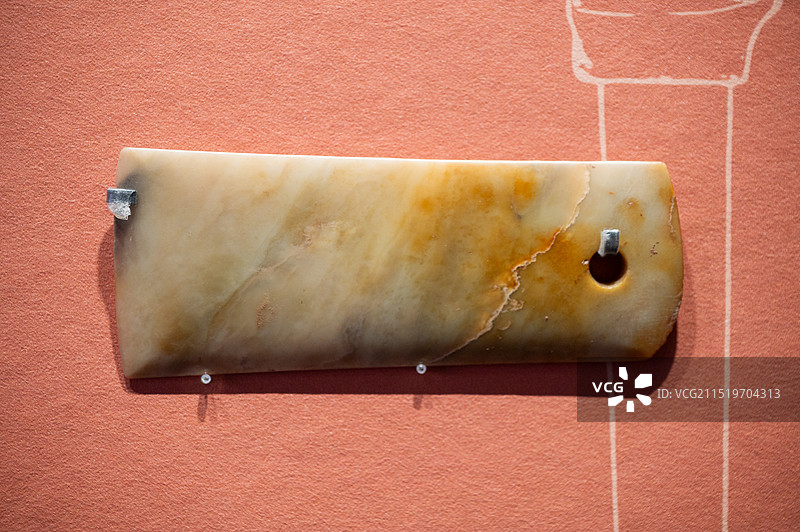 山东博物馆 大汶口文化 黄玉铲图片素材