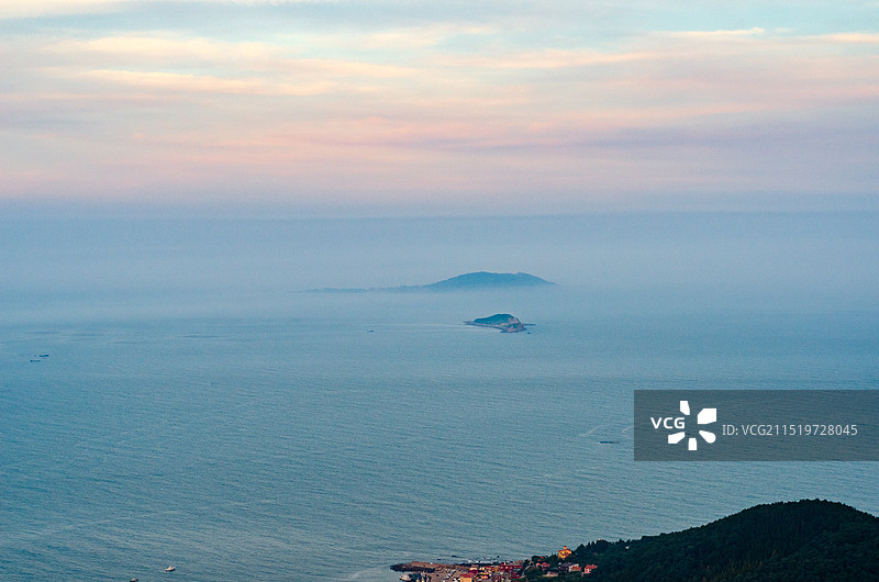 青岛崂山仰口峰顶俯瞰大海晚霞图片素材