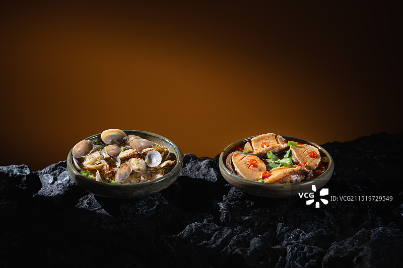 自然原始风石头上的清油花甲红油鲍鱼图片素材