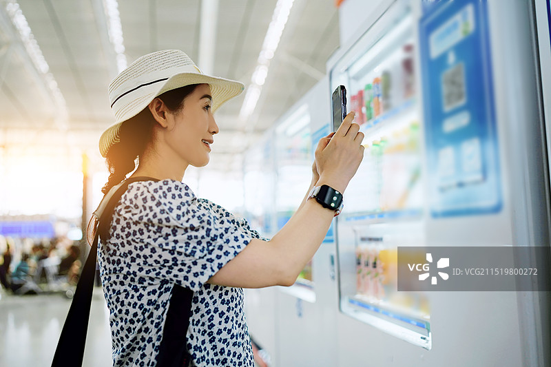女性使用智能手机扫描饮料支付码体验图片素材