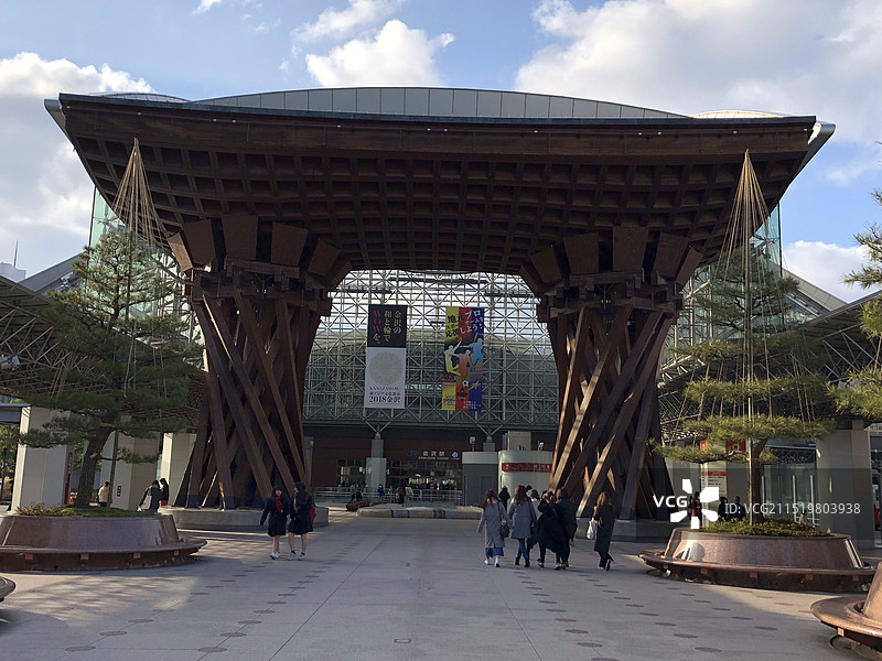 日本金泽城市建筑中街道的高角度景观图片素材