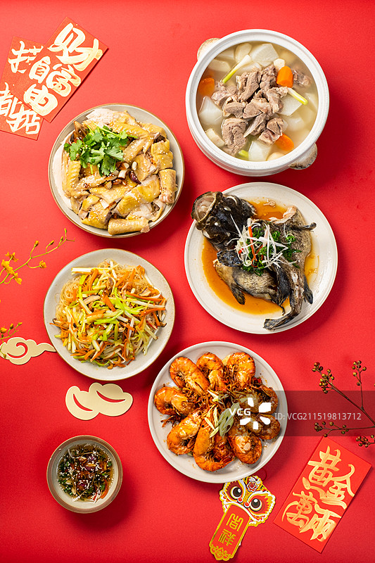 红色背景中一桌丰盛的年夜饭图片素材