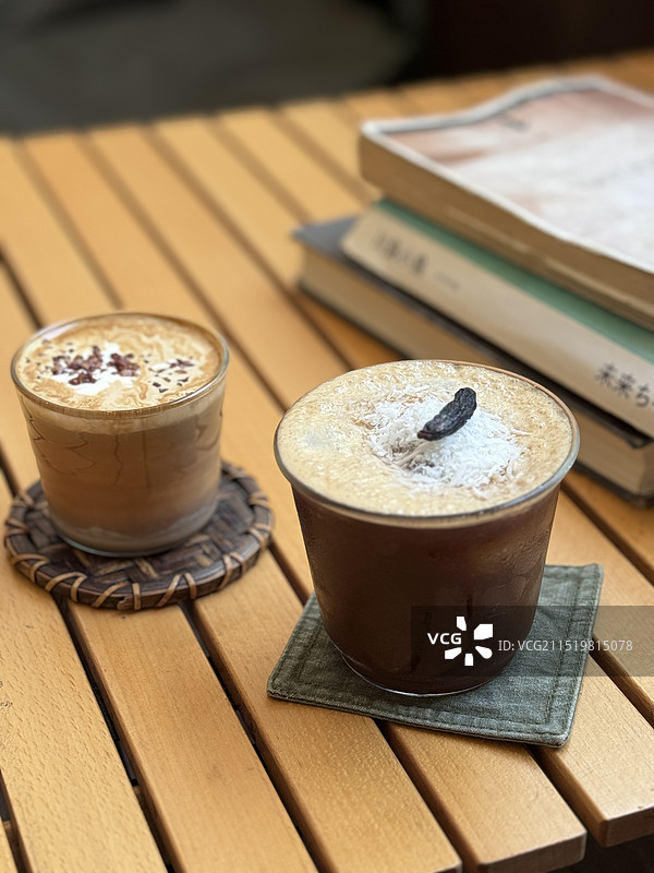 桌上咖啡的高角度视图图片素材