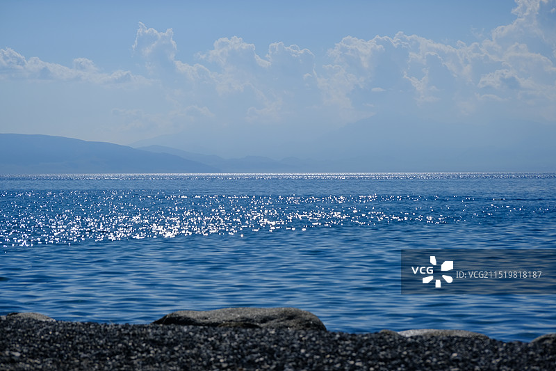 阳光下的赛里木湖。图片素材