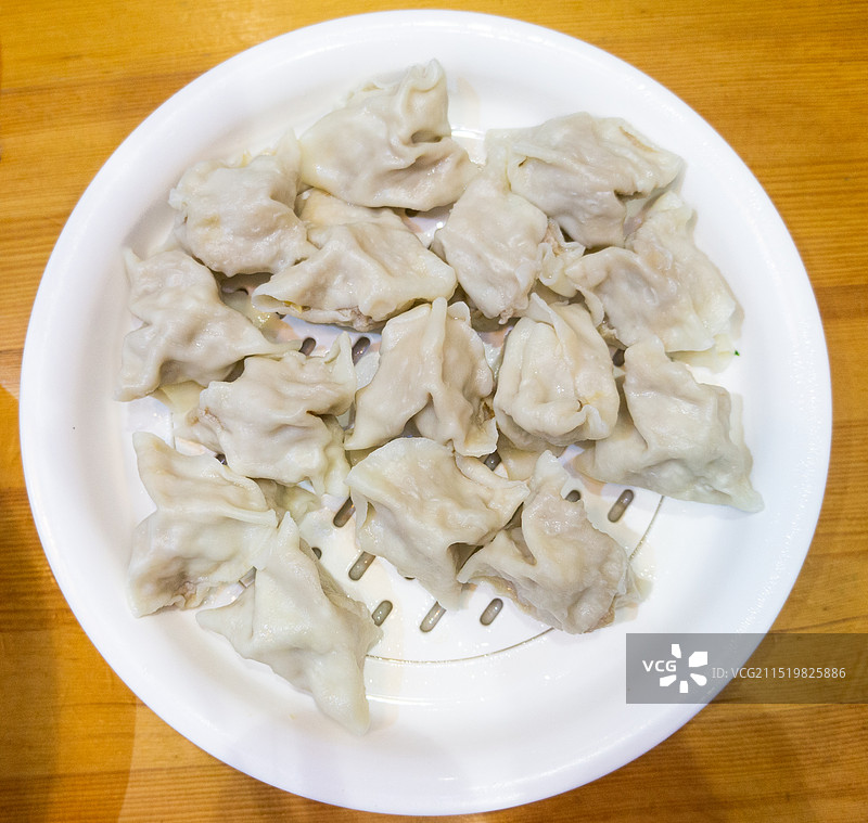 一盘刚出锅的煮熟的开口笑水饺图片素材