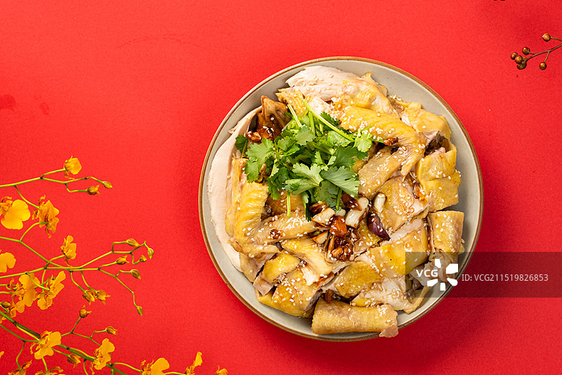 红色背景上一碟白切鸡图片素材