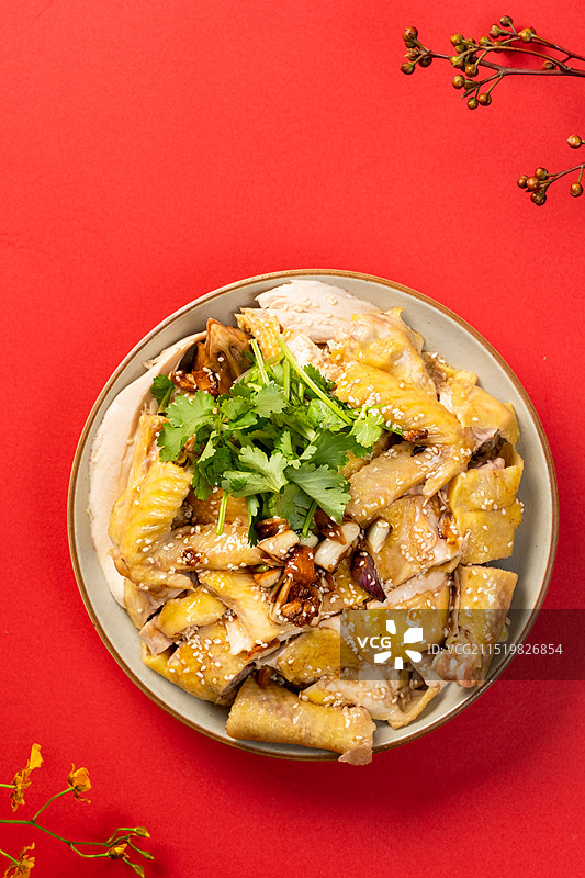 红色背景上一碟白切鸡图片素材