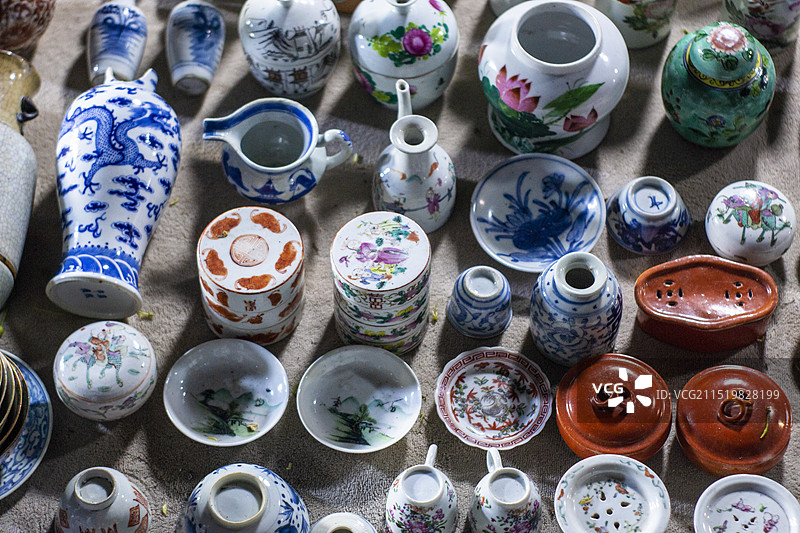 潘家园售卖的古董和瓷器图片素材
