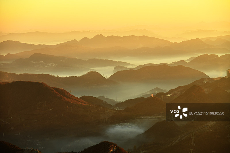 早晨阳光刚出山岗、高原山梁在薄雾下宁静而美丽图片素材