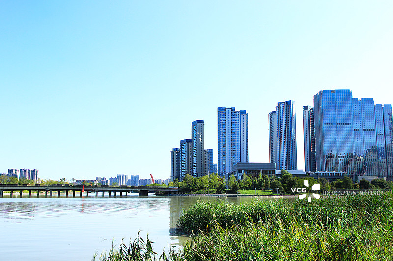 成都高新区交子公园锦江河‌沿岸建筑风光图片素材