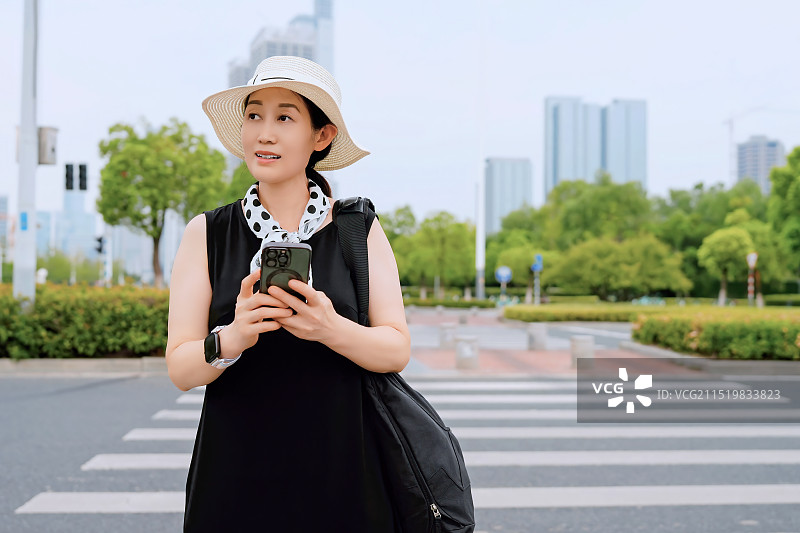 时尚的城市探险女性捕捉现代城市景观中的瞬间图片素材