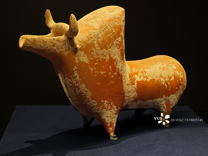 伊朗出土的瘤牛形陶来通，平山郁夫丝绸之路美术馆图片素材