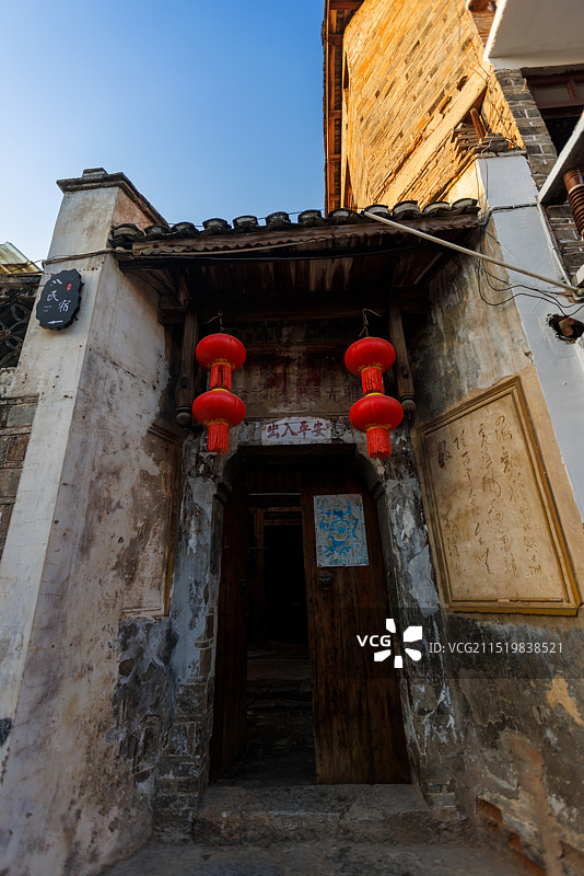 贵州镇远古镇挂着红灯笼的古镇民居门楼中式建筑图片素材