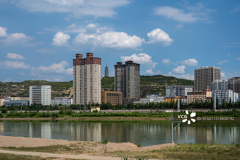 山西省忻州市黄河岸边的保德县城风光图片素材