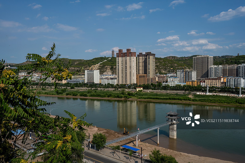 山西省忻州市黄河岸边的保德县城风光图片素材