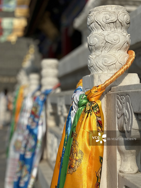 挂在汉白玉石柱上的哈达特写镜头图片素材