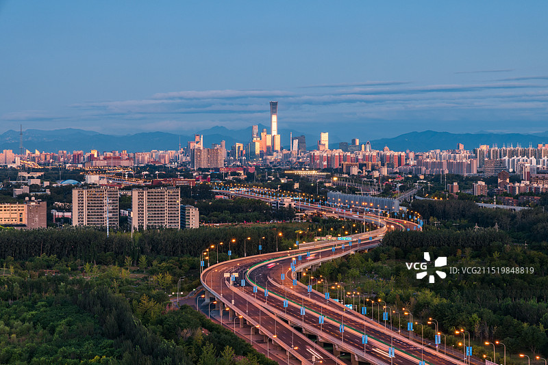 S弯通往城市中央图片素材