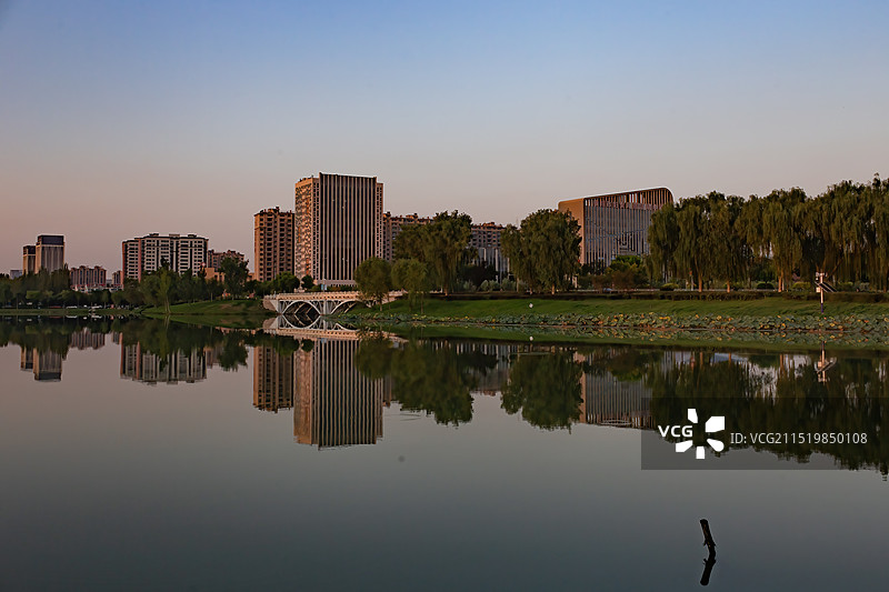 宁夏银川华雁湖秋分傍晚景观图片素材