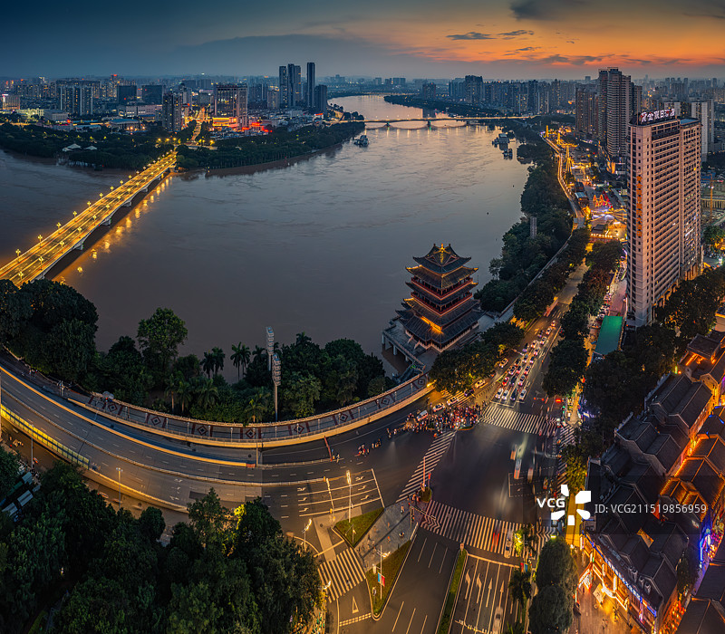 南宁兴宁区邕江边上的畅游阁图片素材