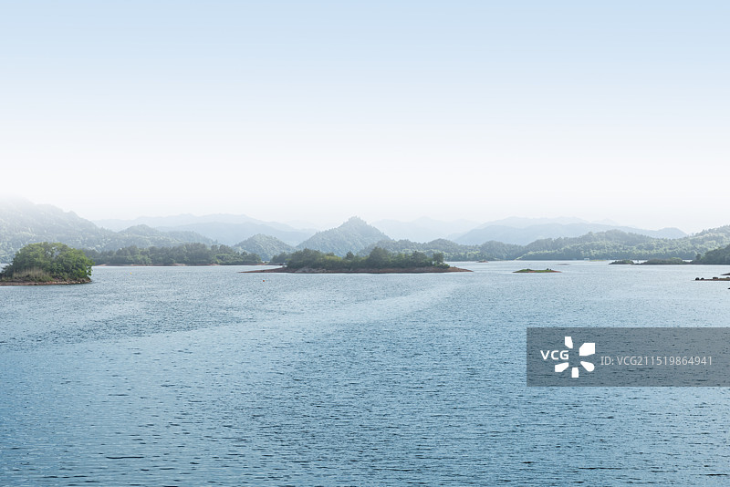 蓝天下的湖光山色图片素材