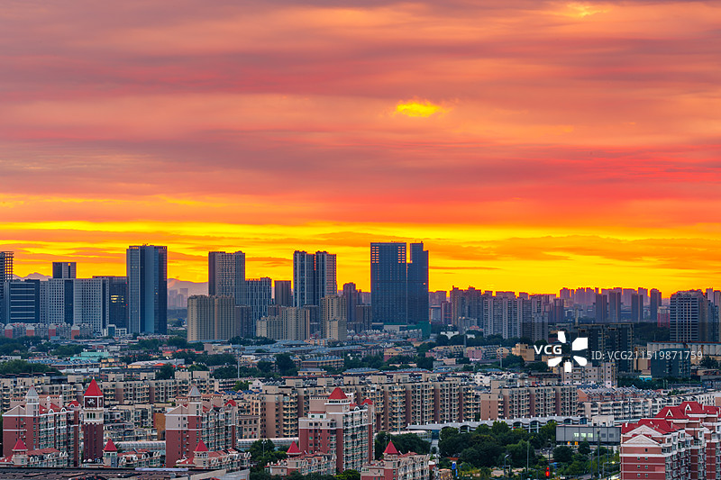 清晨日出时分朝霞染红了北京通州东边的天空图片素材