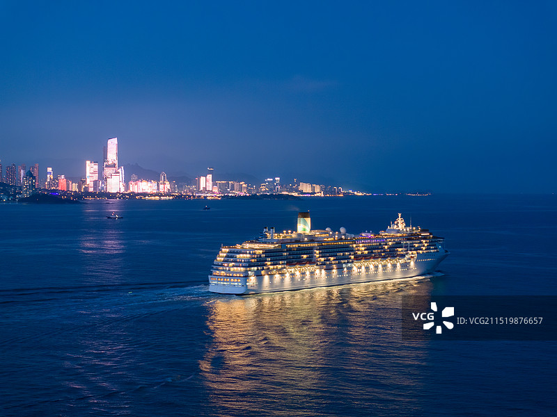 地中海邮轮与城市天际线夜景图片素材