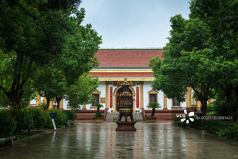 常州溧阳，阴雨天的报恩禅寺图片素材