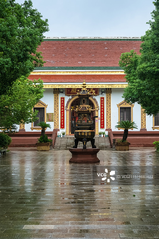 常州溧阳，阴雨天的报恩禅寺图片素材