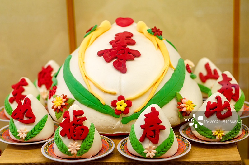 一个镶嵌大红寿字的青岛胶东大饽饽，下边是“”福如东海，寿比南山“的小字图片素材