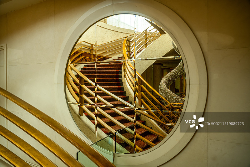 上海半岛酒店旋转楼梯图片素材