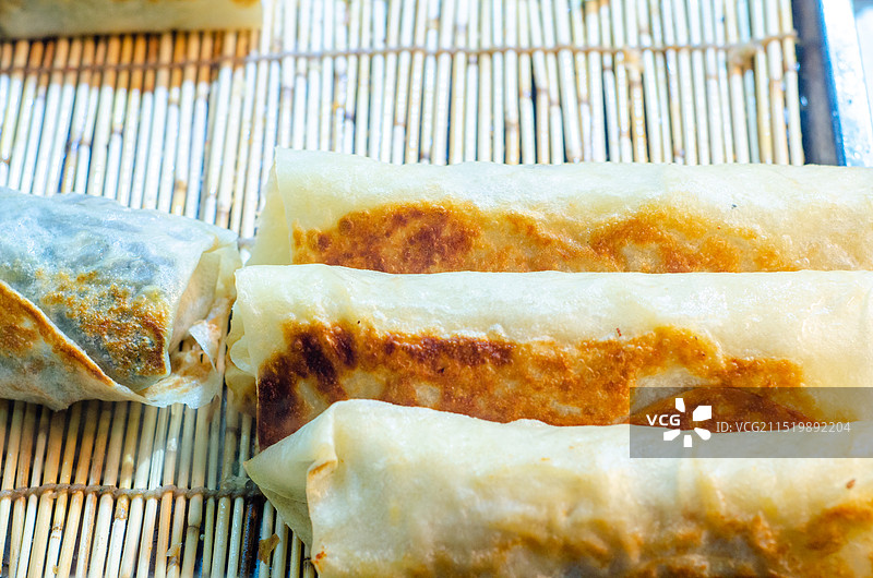 手工制作中的中国传统美食卷饼图片素材