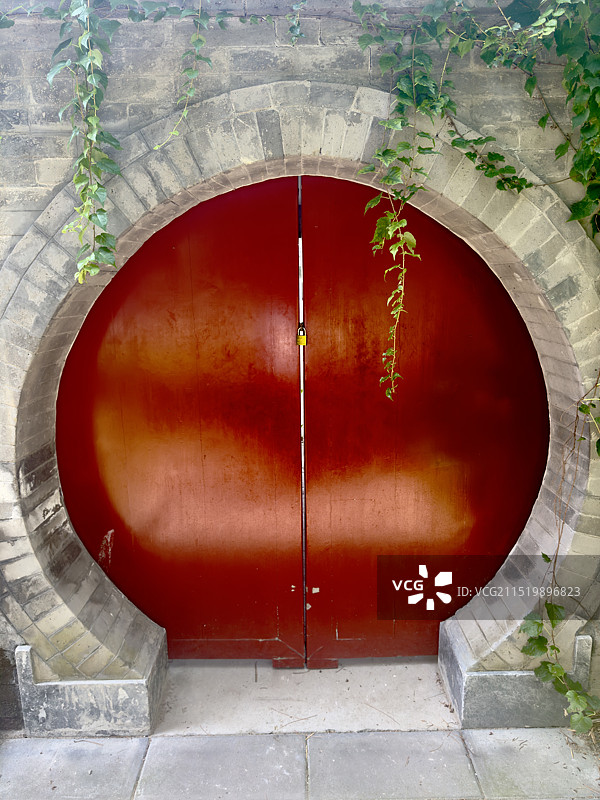 北京中山公园里的古典圆形门图片素材