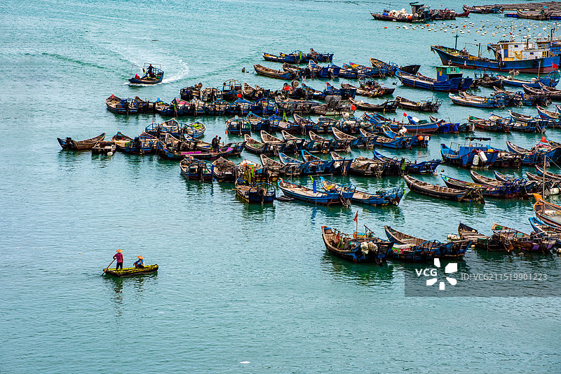 奇达村避风港内停泊的渔船图片素材