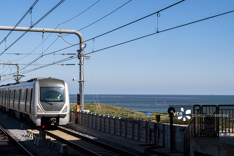 大连海边地铁站与地铁列车图片素材