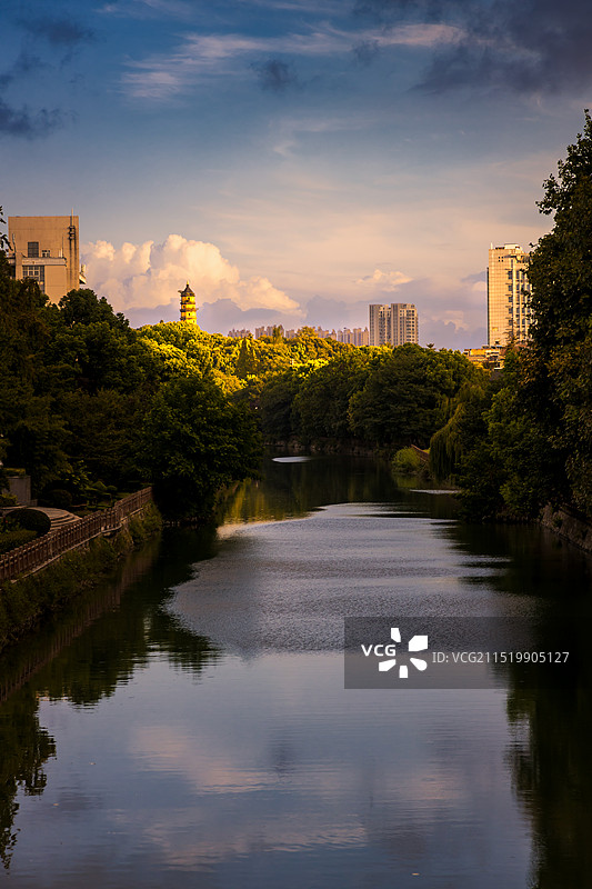 夕阳下的镇江宝塔山的塔图片素材